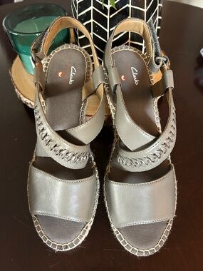 Clarks‎ Unstructured Gray wedge sandals cushioned footbed Size 10